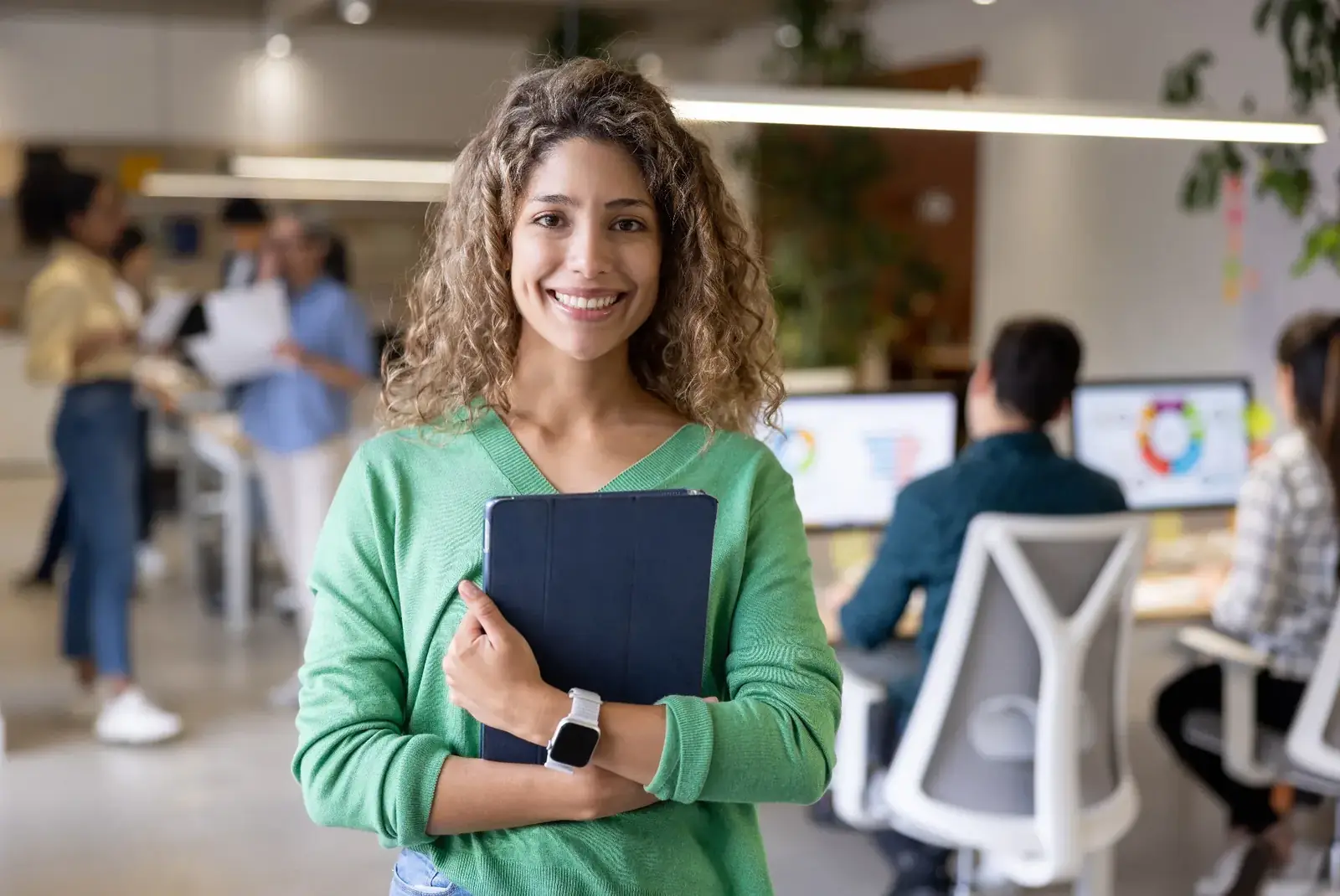 Colaboradora usando Naaloo en la oficina