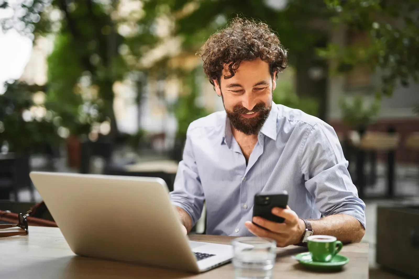 Colaborador conectado desde la laptop y el celular