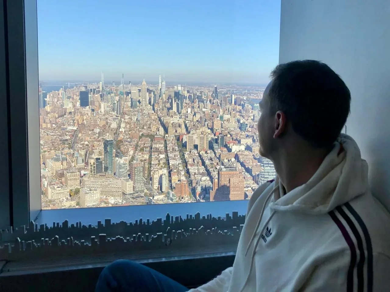 Mauro Gesuitti mirando el skyline de Nueva York