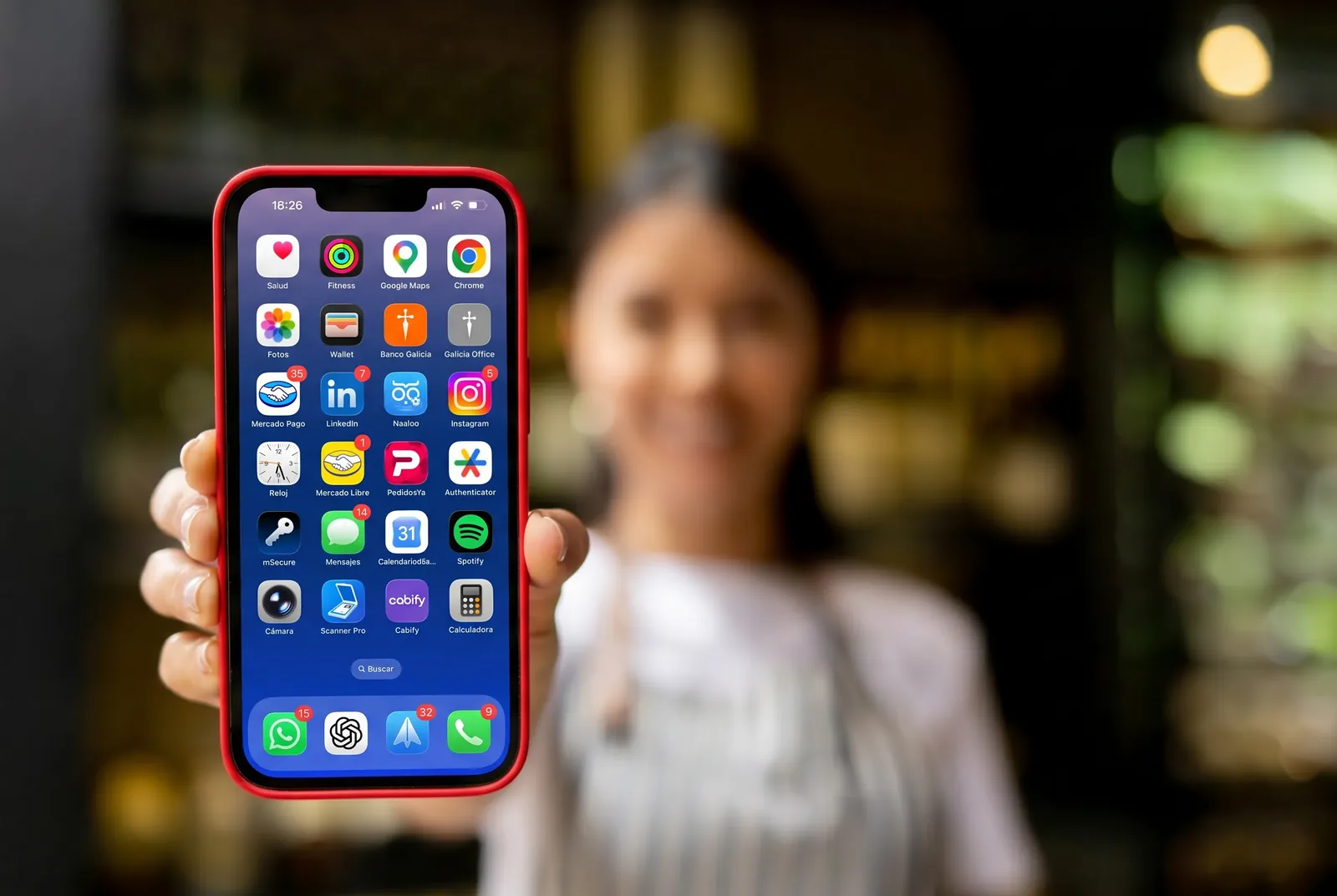 Colaboradora mostrando la app de Naaloo en su iPhone